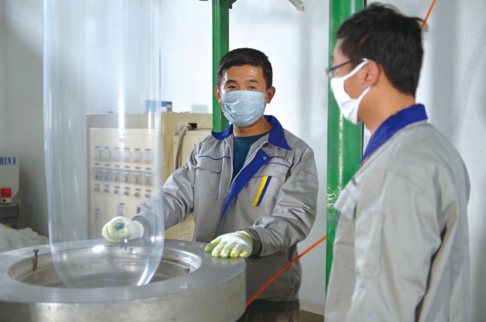 新明技術人員在做透明母料吹膜試驗